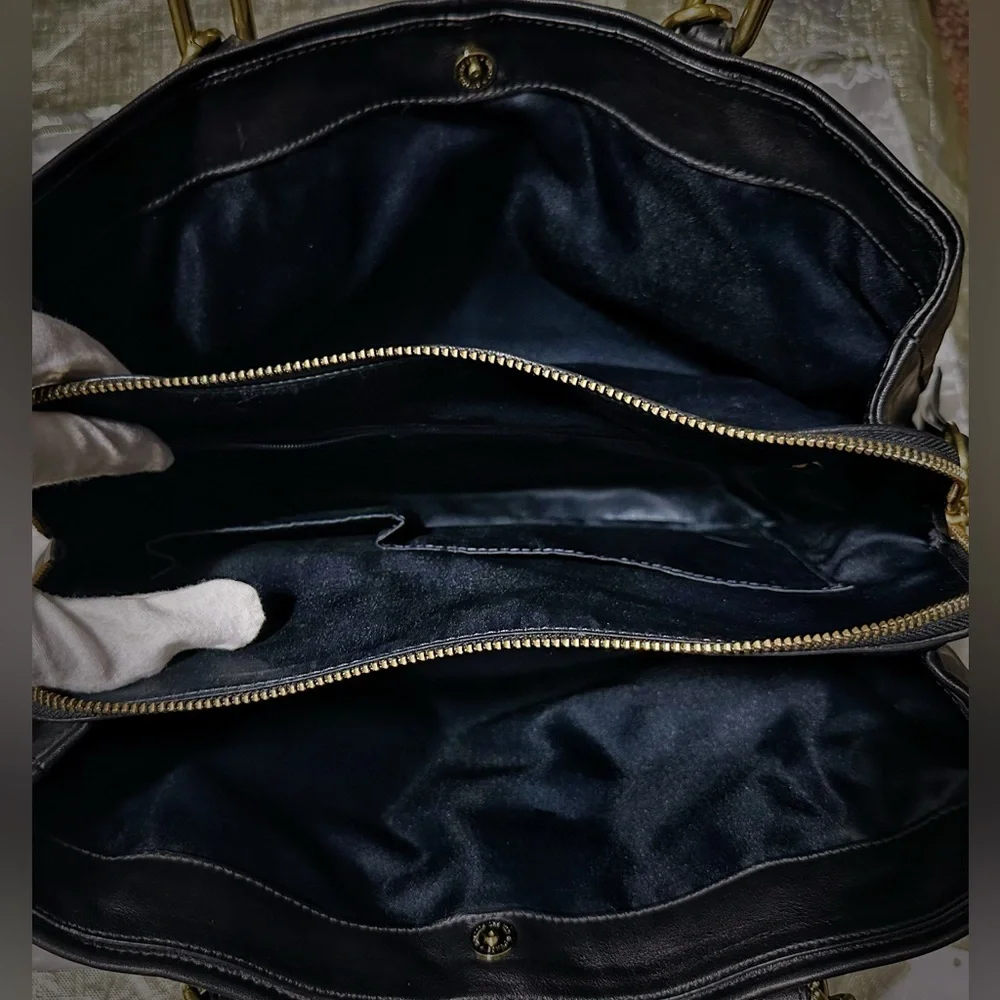 Vintage style Y2K Coach Black soft Leather Shoulder Bag with Gold Accents - Picture 8 of 17